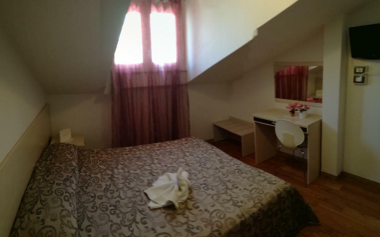 רימיני Villa Lauda B&B מראה חיצוני תמונה
